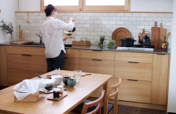 Dapur dengan meja kerja dan kursi untuk kegiatan memasak